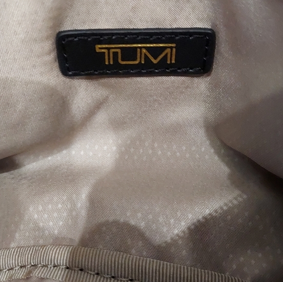 Tumi Meera Slim Waist Pack Great Condition - Picture 10 of 11